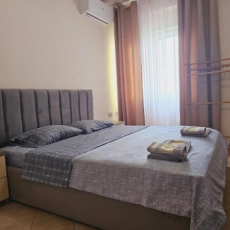 New Bazaar Side Bliss 2 Bed Room Apt With Free Garage Tirana Buitenkant foto