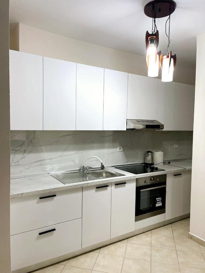 New Bazaar Side Bliss 2 Bed Room Apt With Free Garage Tirana Buitenkant foto