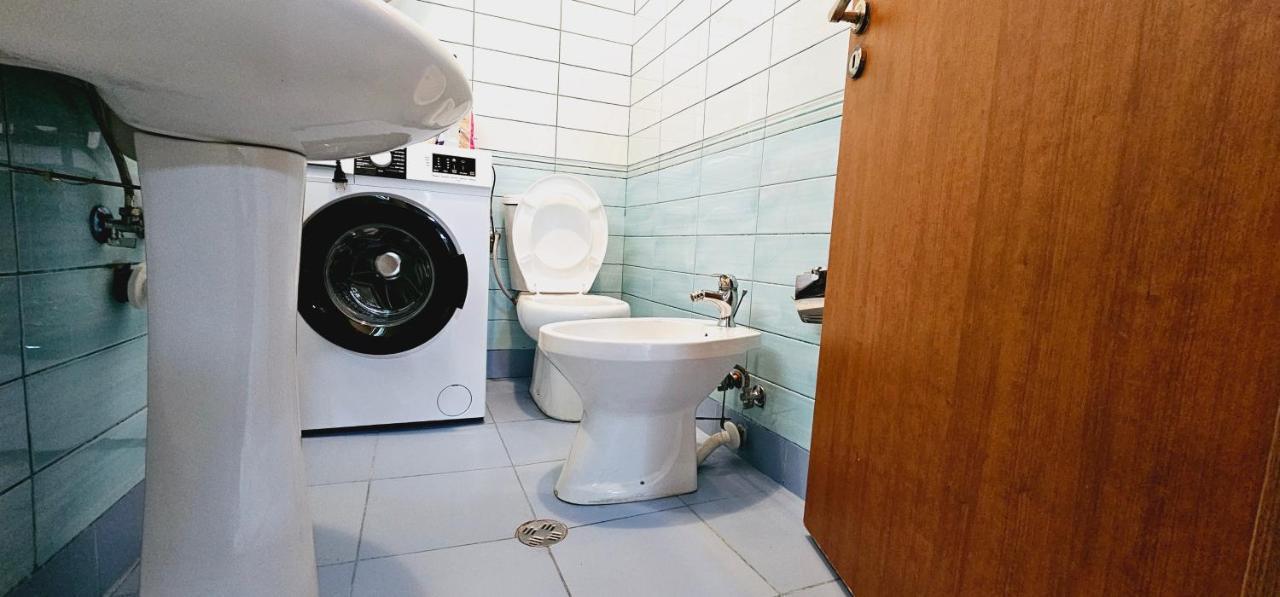 New Bazaar Side Bliss 2 Bed Room Apt With Free Garage Tirana Buitenkant foto
