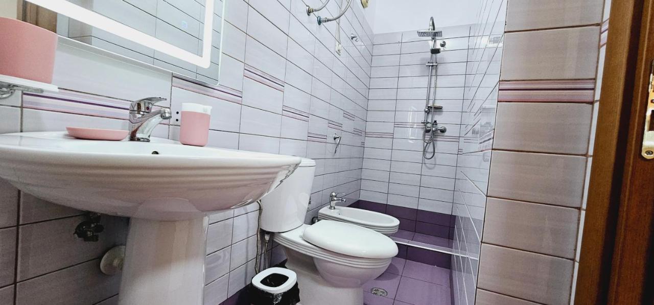 New Bazaar Side Bliss 2 Bed Room Apt With Free Garage Tirana Buitenkant foto